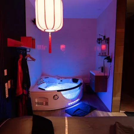 Capsule Japon - Jacuzzi - Netflix & Ecran Cinema - Xbox Trith-Saint-Leger